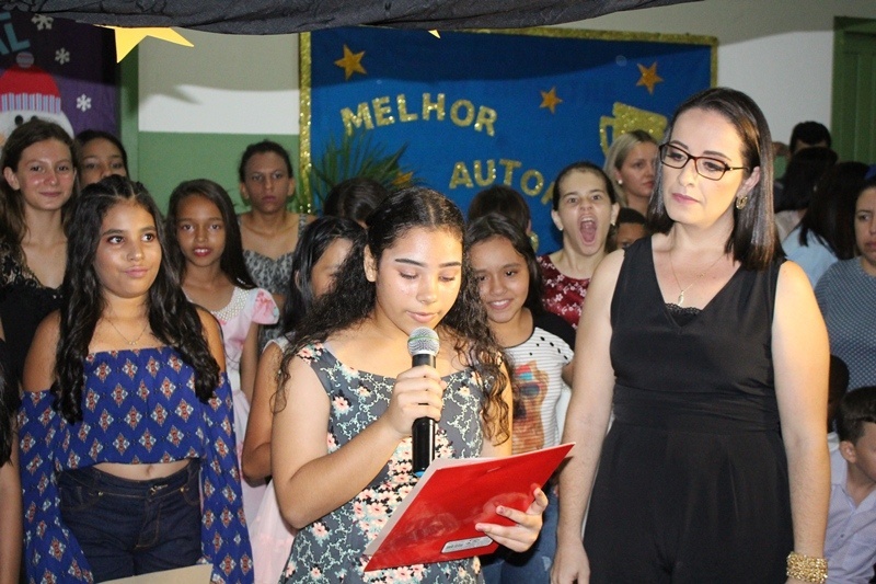 Noite de autógrafos marca lançamento de livros na escola Lizamara em Sinop
