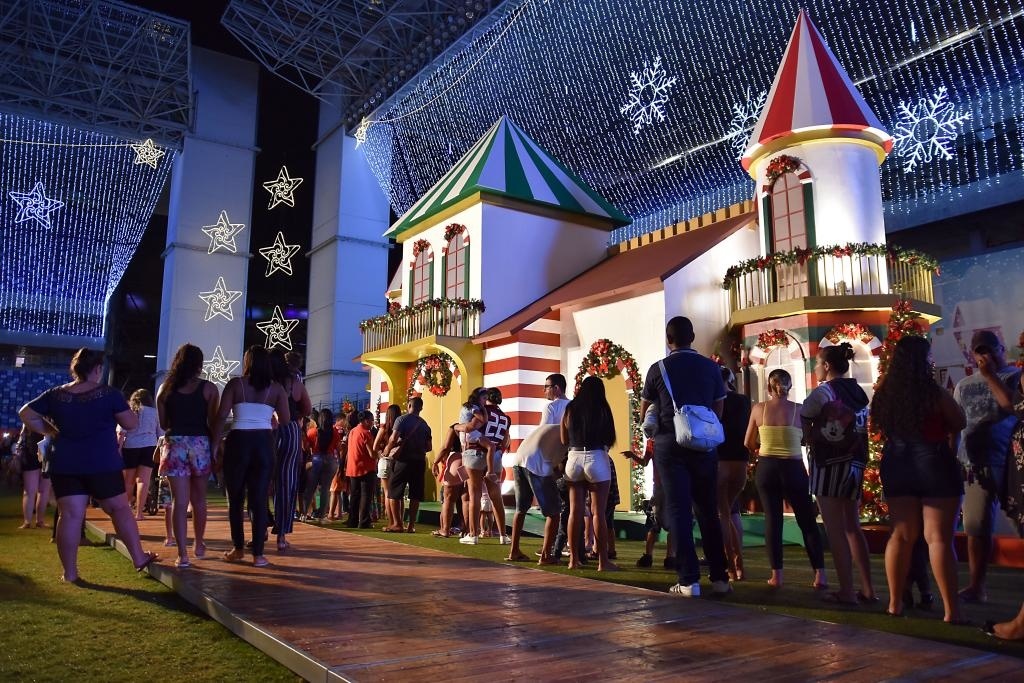 Em 15 dias, 90 mil pessoas visitaram o maior parque natalino de Mato Grosso