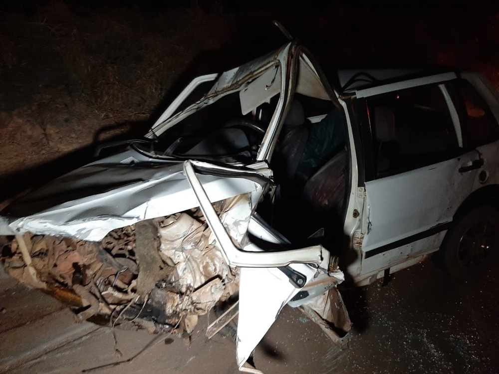 Motorista morre e duas pessoas ficam feridas após carros baterem