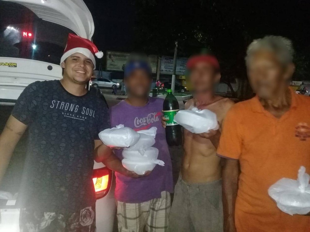 Casal abre mão da ceia de Natal e sai pela cidade para distribuir marmitas a moradores de rua