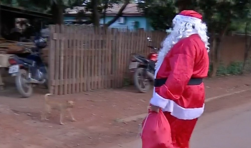 Jardineiro se veste de 'Papai Noel' e distribui presentes para crianças em Sinop