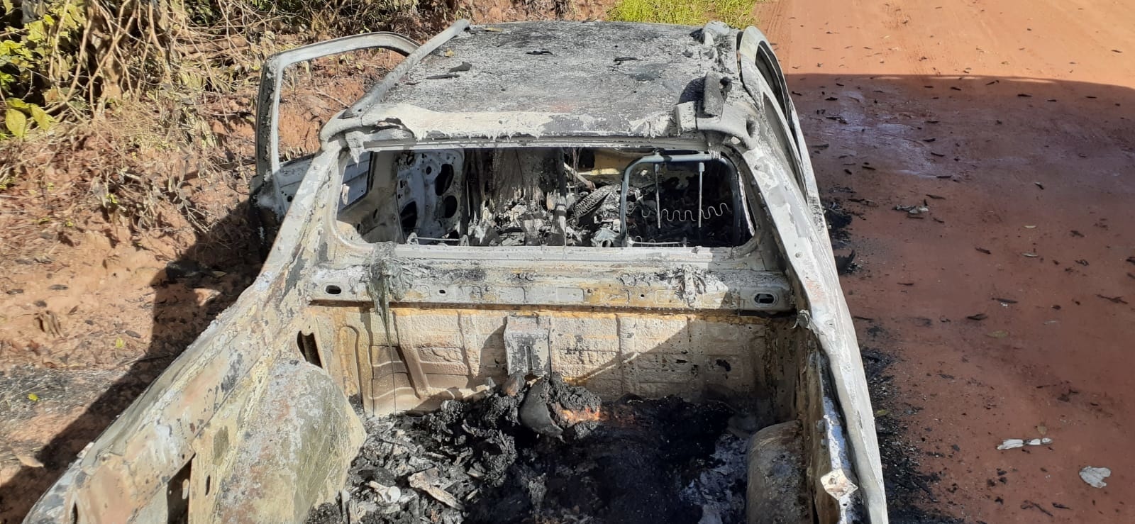 Corpo carbonizado é encontrado em veículo incendiado
