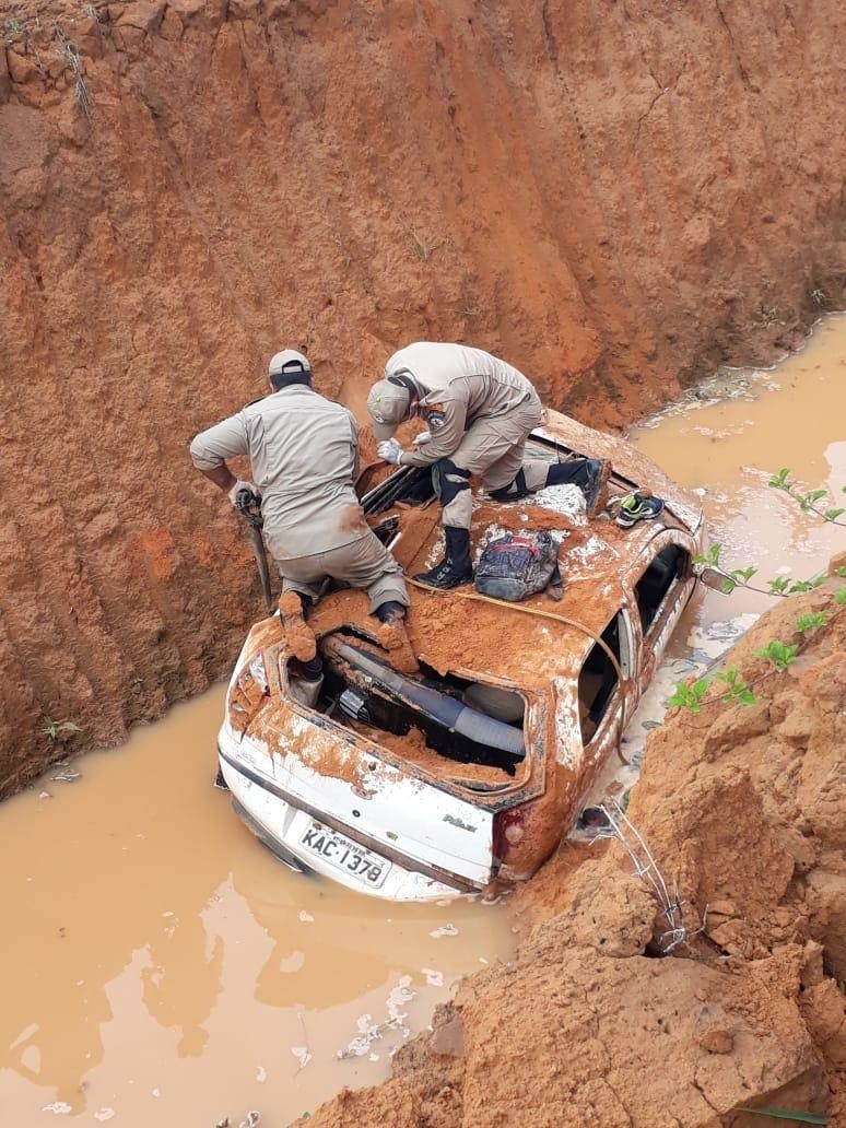 Carro com cinco pessoas cai em valeta em Sinop