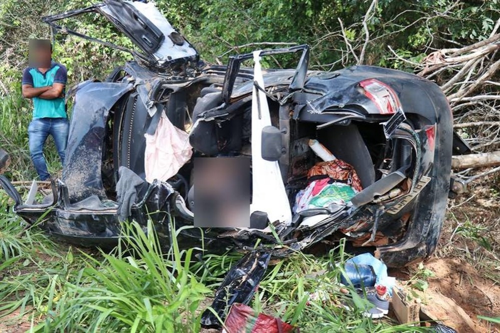 Mulher morre e quatro pessoas ficam feridas após carro capotar em rodovia de MT