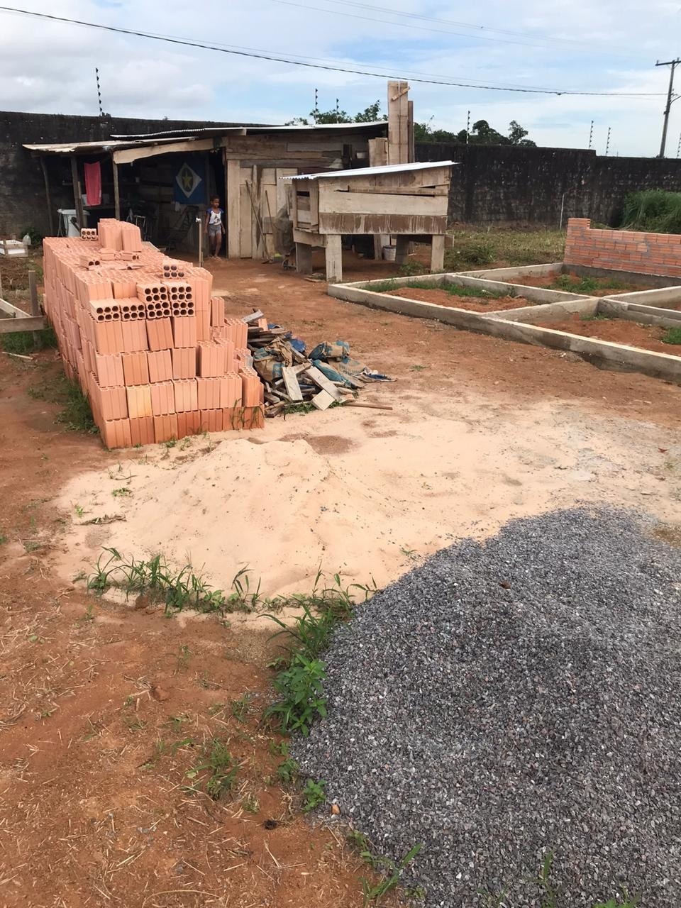 Após reportagem, família recebe doações de materiais para construir casa