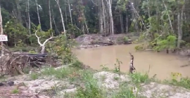 Polícia investiga se pais jogaram bebê em córrego