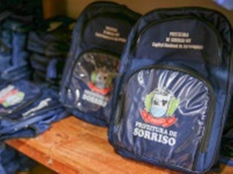 Prefeitura começa montagem dos kits escolares que serão entregues