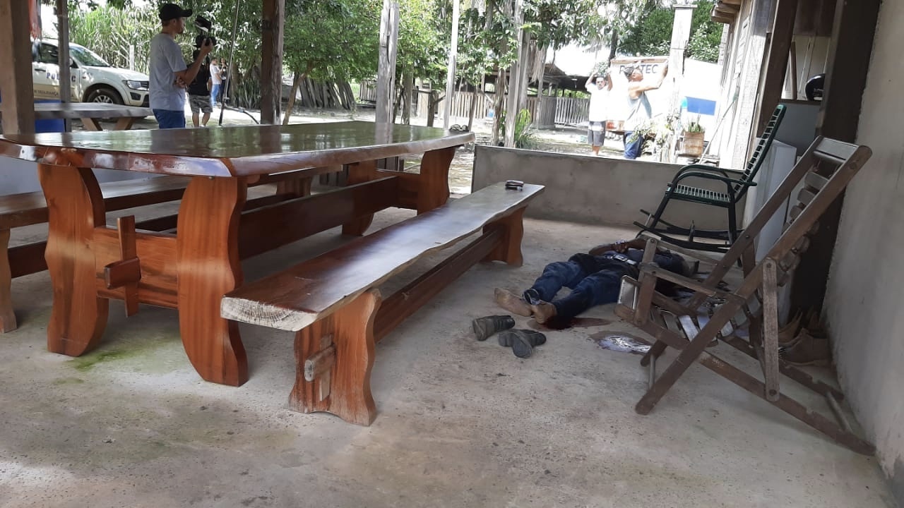 Vizinho encontra homem morto em residência
