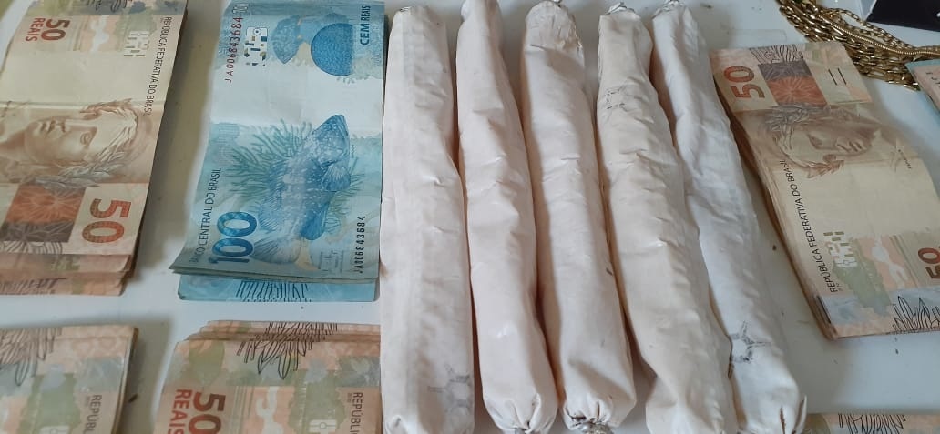 Casal é preso com explosivos e R$13 mil em dinheiro