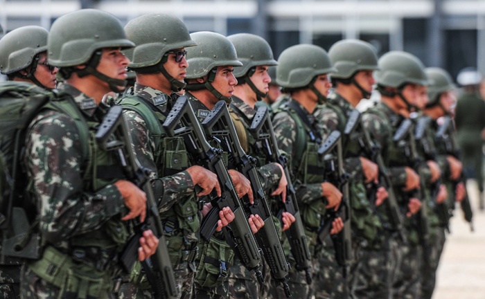 Governo vai contratar 7 mil militares para reduzir fila de processos