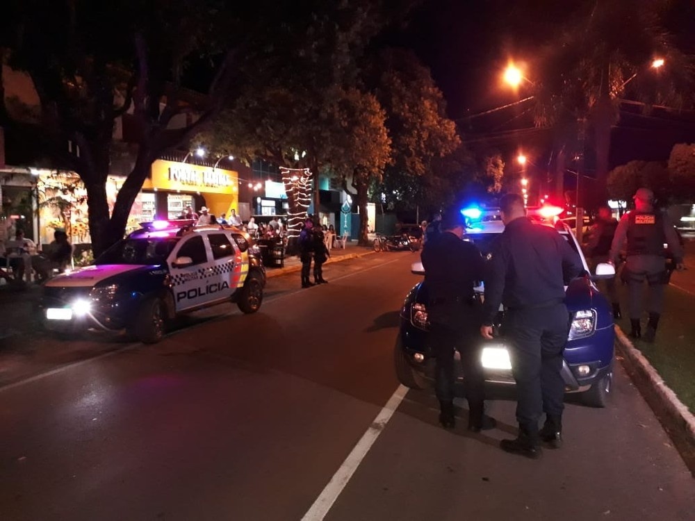 Homem morre após ser atropelado por moto ao atravessar avenida
