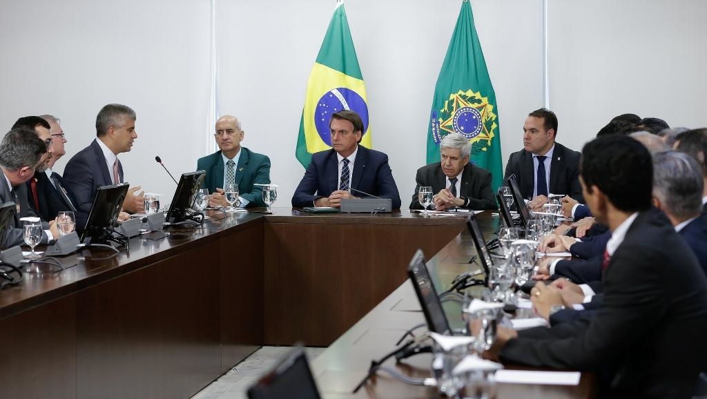 Secretários cobram bloqueio do sinal de celulares em cadeias e presídios