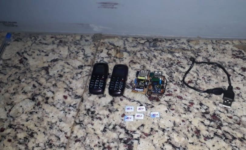 Mulher é presa com mini celulares, carregador, chip e cabo USB na vagina