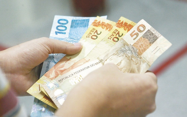 Salário mínimo de R$ 1.045 começa a valer a partir de amanhã (01)