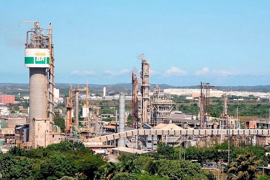 Fechamento de fábrica da Petrobras coloca em risco rebanho de MT