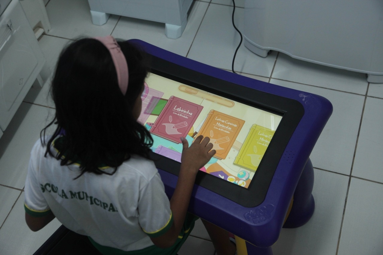 Mesa digital reforça aprendizado nas escolas de Sinop