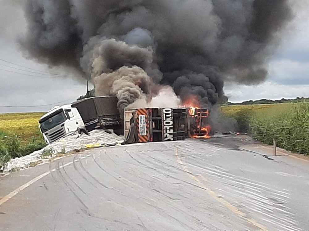 Motorista embriagado causa acidente entre carretas na BR-364