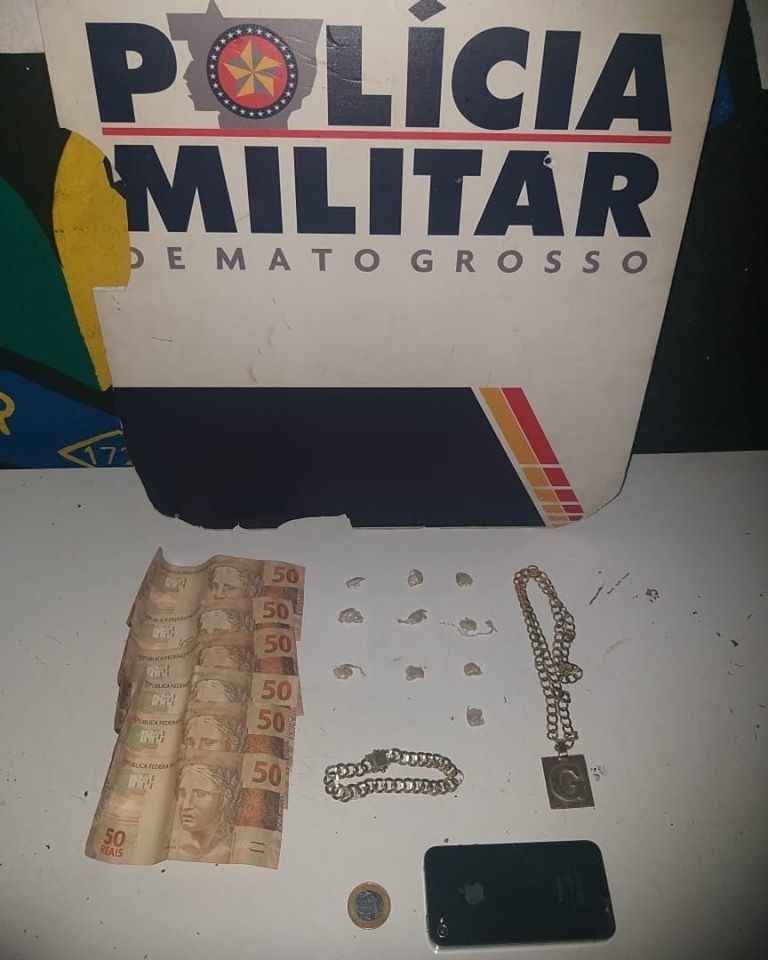 Jovens são detidos com porções de drogas e dinheiro