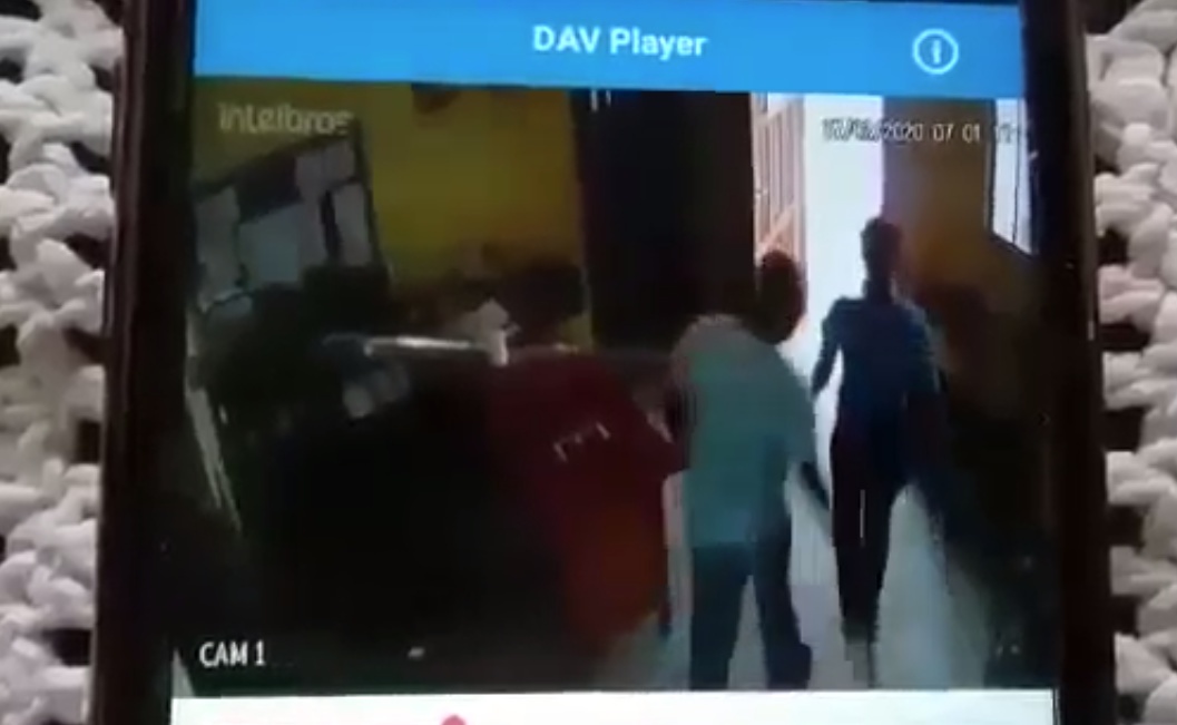Padre é investigado após dar tapa na bunda de mulher; Assista