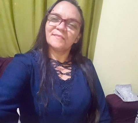 Mulher morre após carro bater em poste