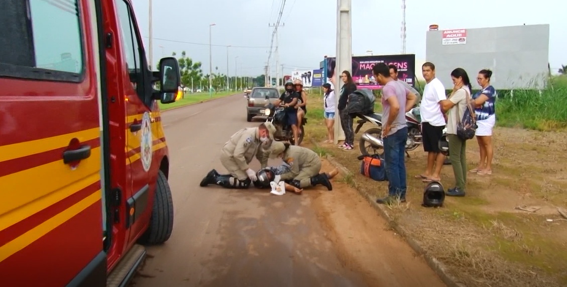 Mulher fica ferida após cair de moto ao passar no quebra-molas