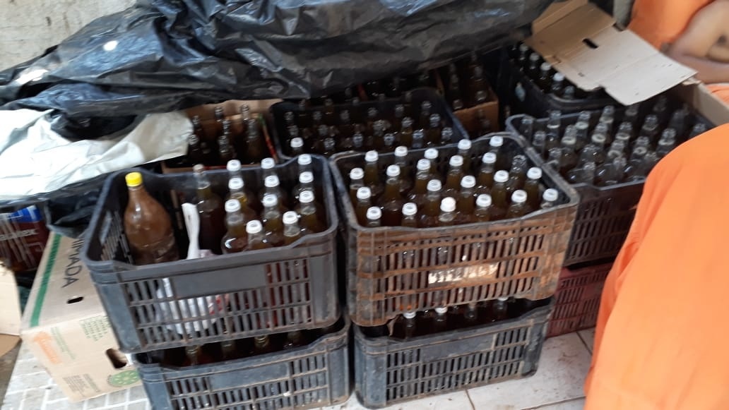Vendedores são presos com mais de 300 garrafas de mel falsificado