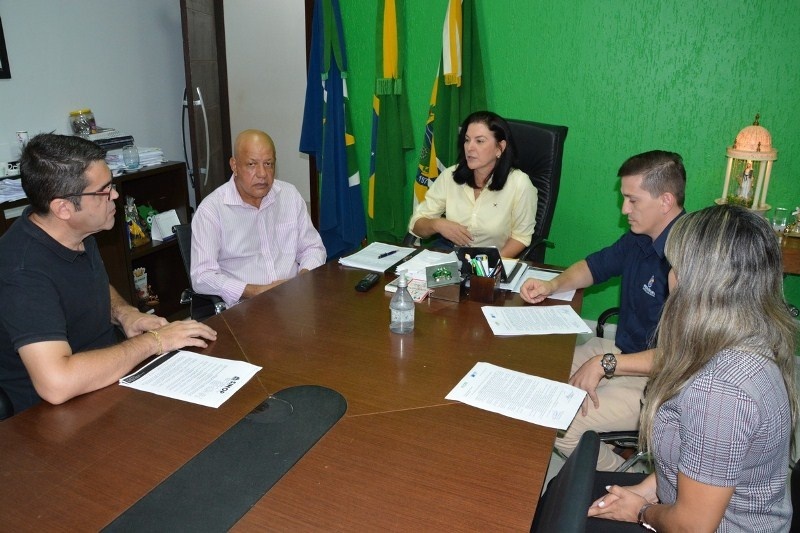 CDL E ACES entregam pedidos do comércio para prefeita