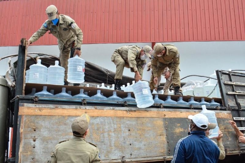 Governo recebe primeira carga de 15 mil litros de álcool para unidades de saúde e segurança