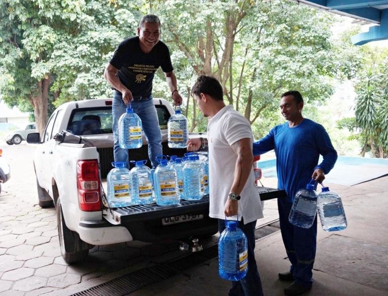 Seduc recebe doação de 100 litros de álcool 70%