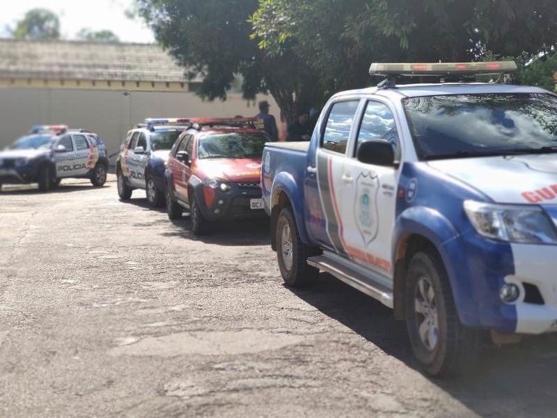 Prefeitura e forças de segurança orientam população com carros de som