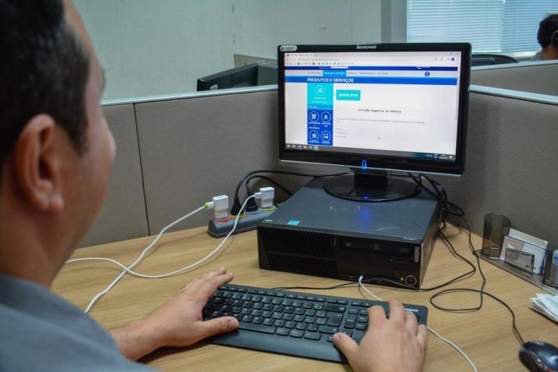 Equipe da Unemat tira dúvidas de trabalhadores que buscam o Auxílio Emergencial