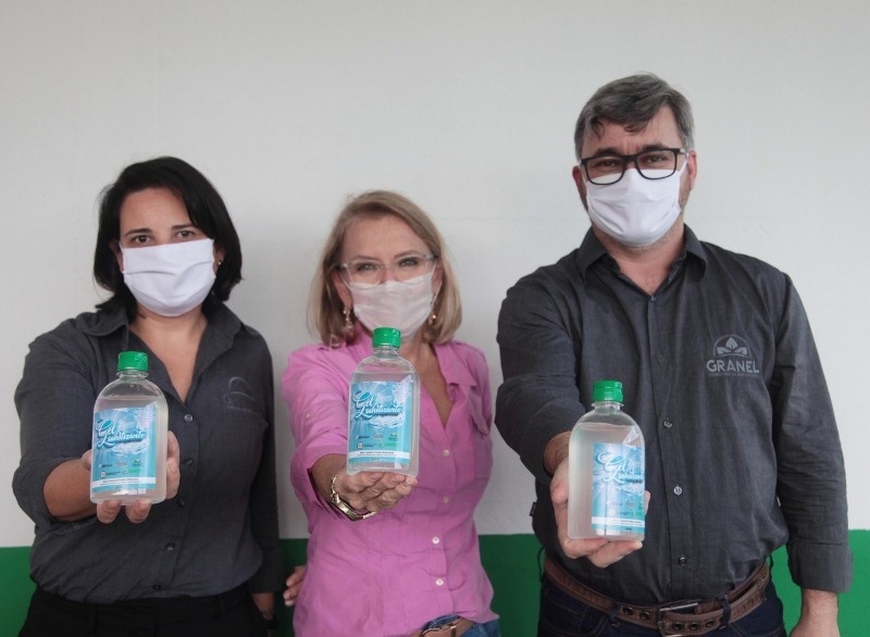 Solidárias, empresas reforçam doação de álcool em gel à Prefeitura