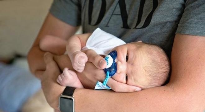 Pai que cria filho sozinho recebe R$1.200 de auxílio emergencial?