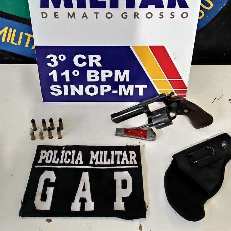 PM apreende arma de fogo no interior de veículo