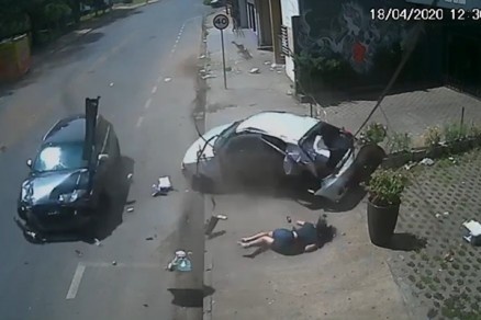 Vídeo mostra mulher sendo arremessada de carro