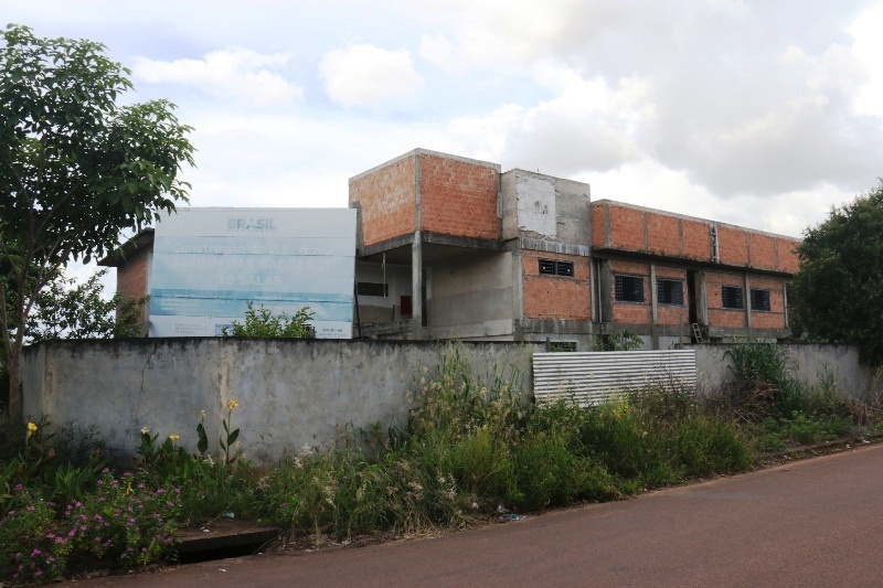 Com obra parada, Estado renova aluguel de Escola por mais um ano