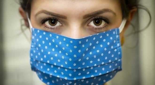 Deputados aprovam lei que torna uso de máscaras obrigatório