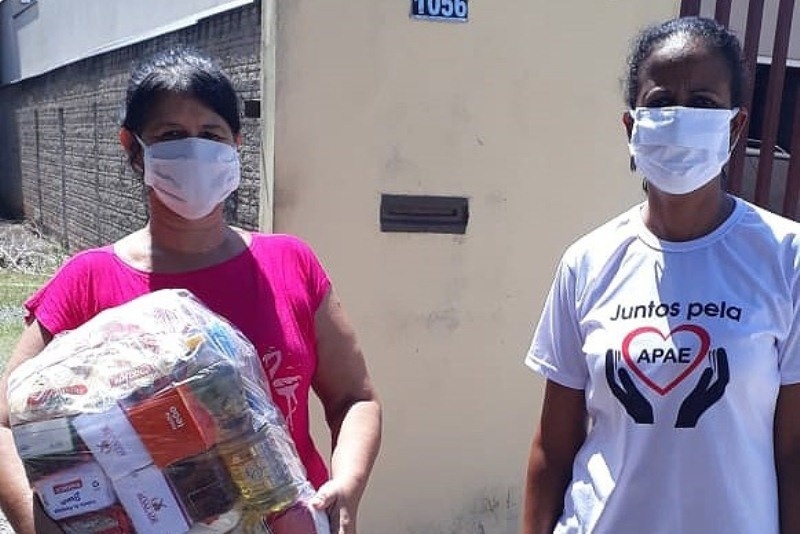 Prefeitura doa 300 quilos de alimentos e álcool em gel para a Apae