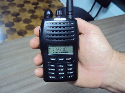Homens são flagrados ouvindo rádio na frequência da polícia