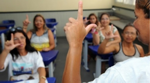 Em MT, aulas de Libras são disponibilizadas de graça pela internet