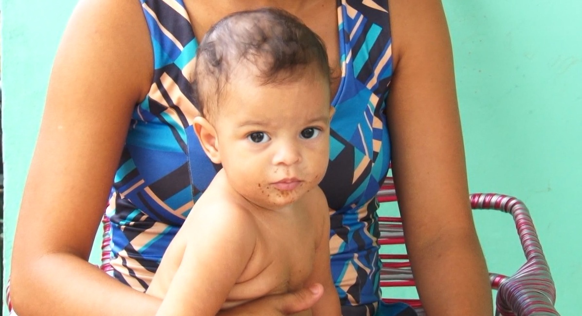 Família vende rifa para pagar tratamento de bebê
