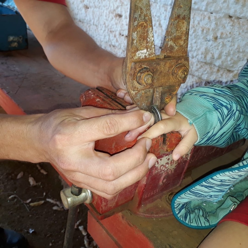 Bombeiros socorrem criança com arruela presa no dedo