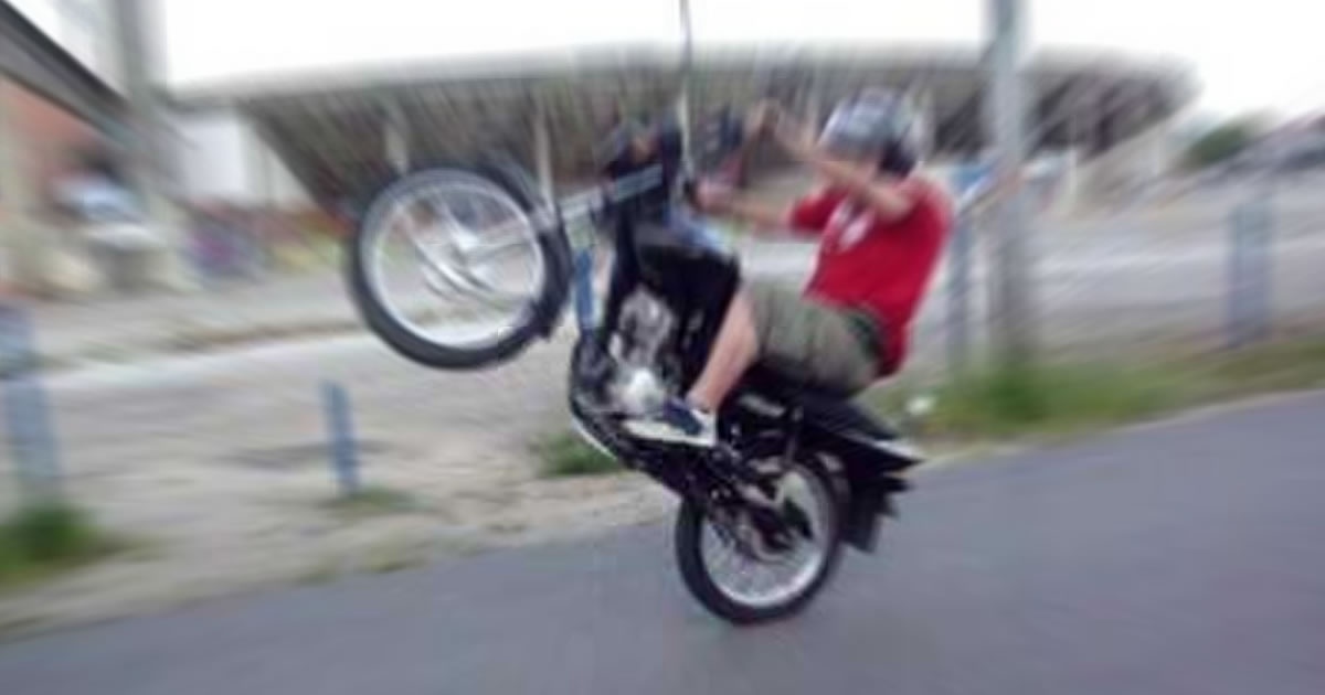 Homem é preso ao empinar moto próximo de viatura da PM