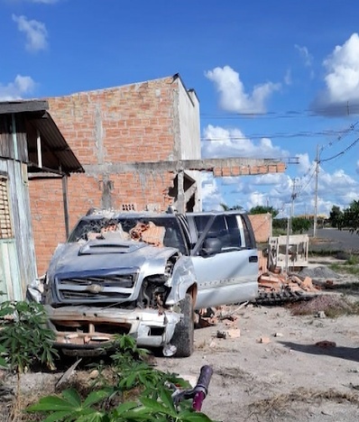 Caminhonete atinge residência após acidente em Sinop