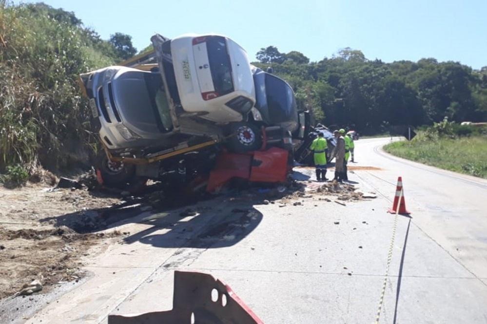 Caminhão-cegonha com carros tomba e dois morrem no MT