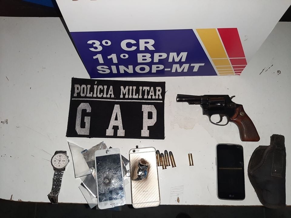 Homem briga com mulher, atira em celular e é preso pela PM