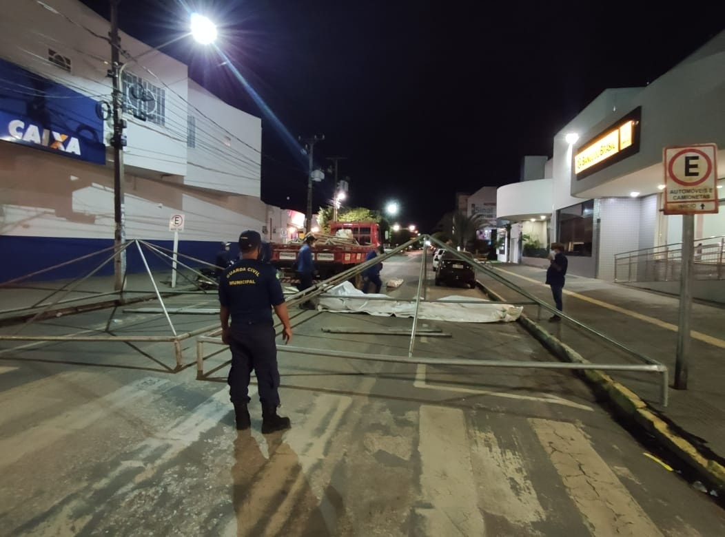 Tendas são instaladas em frente as agências da Caixa em Sinop