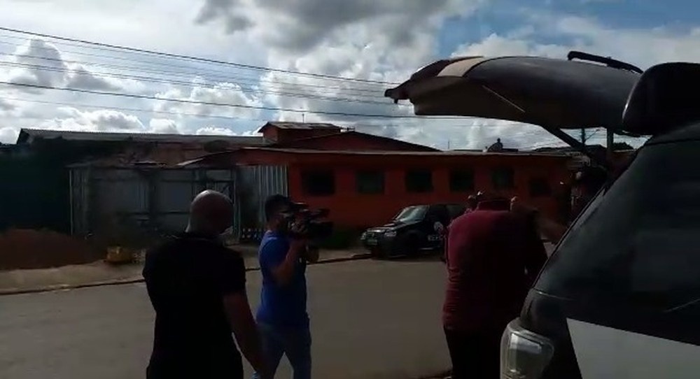 Funcionário é preso suspeito de instalar câmera escondida em banheiro de empresa
