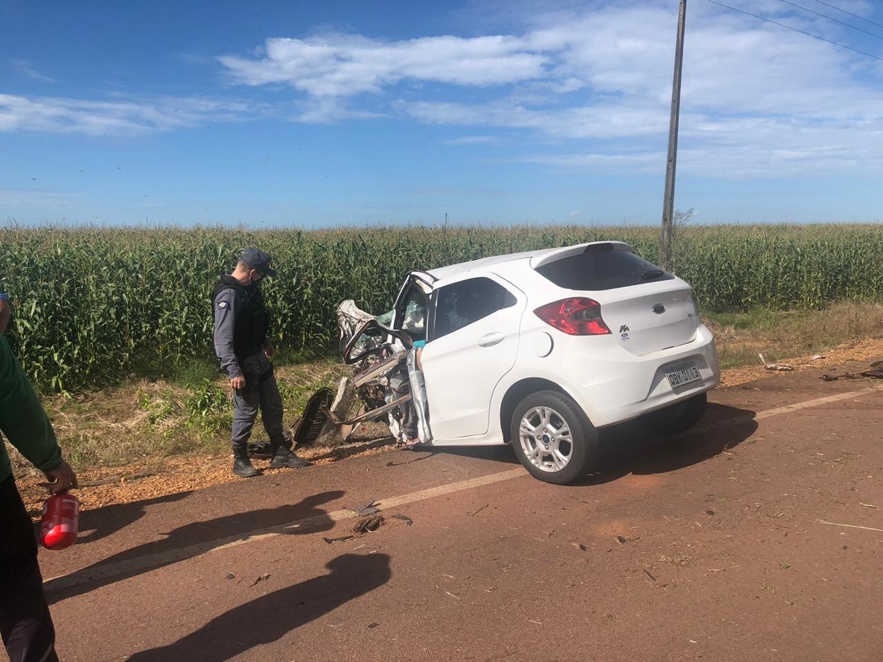 Homem morre após bater carro contra árvore