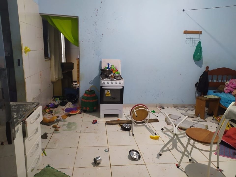 Marido é esfaqueado após chegar bêbado em casa e quebrar móveis